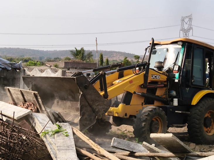 Pandhurna Govt Land Encroachment Demolished | JCB Machine Removes ...