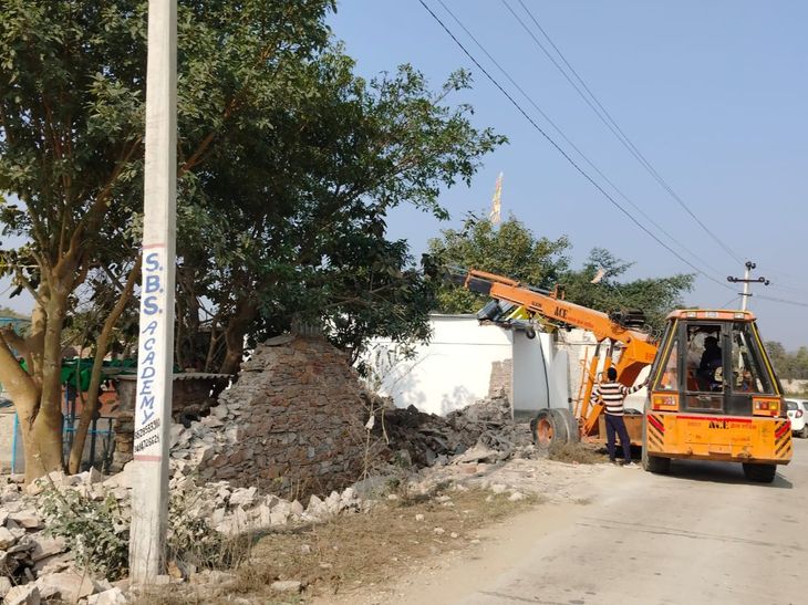 नगर पालिका की जमीन से तस्कर का अतिक्रमण हटाया:  बाउंड्री बना कर दुकानें खड़ी कर ली थी, नशे की कमाई से करवाया था निर्माण – rajsamand (kankroli) News