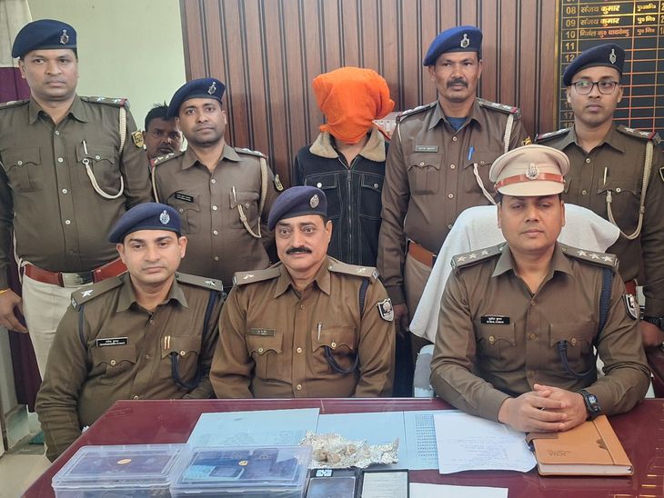 अररिया में युवक के घर से स्मैक, कट्टा जब्त:  40 ग्राम स्मैक, लोडेड कट्टा और 17 मोबाइल फोन बरामद, गिरफ्तार – Araria News