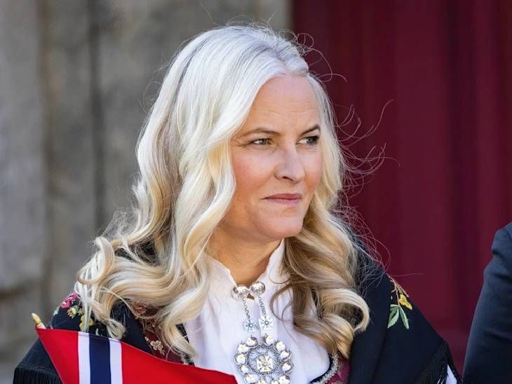 এপস্টাইন ফাইলস: নরওয়ের ক্রাউন প্রিন্সেসের বিশ্বাসযোগ্যতা নিয়ে প্রশ্ন: মাদকের খপ্পরে শৈশব, অবিবাহিত মা হয়েছেন; রাজপরিবারে বিয়ের জন্য টিভিতে ক্ষমাপ্রার্থনা