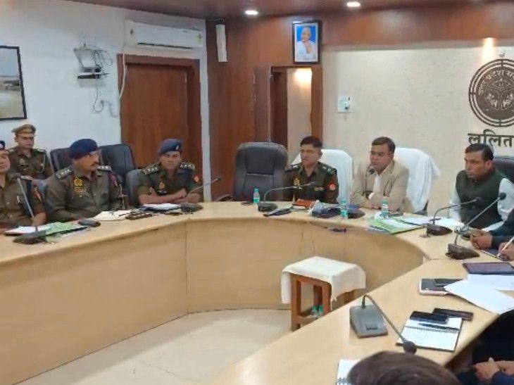 ललितपुर में त्योहारों पर शांति व्यवस्था की समीक्षा:  DM ने नई परंपराएं शुरू न करने के निर्देश दिए, सोशल मीडिया पर निगरानी – Lalitpur News