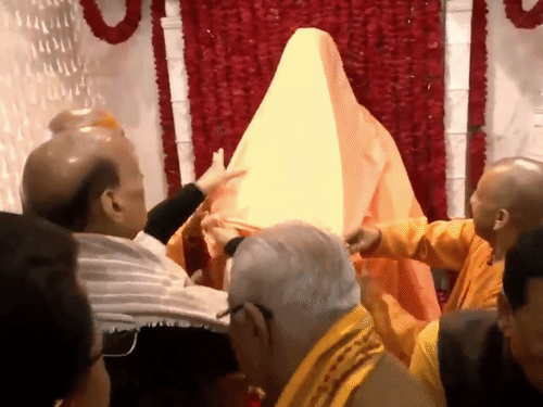 हरिद्वार पहुंचे रक्षा मंत्री राजनाथ सिंह और सीएम योगी:स्वामी सत्यमित्रानंद की मूर्ति का किया अनावरण, स्थापना महोत्सव का आज आखिरी दिन