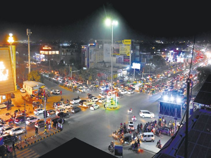 The 9-km-long, 200-ft-wide Mahal Road will be signal-free. Seven curbs ...