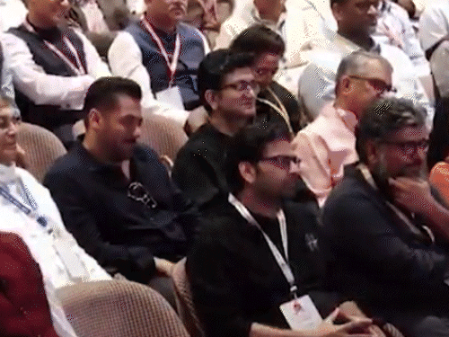 আরএসএস প্রোগ্রামে অংশ নিলেন অক্ষয় কুমার-ভিকি কৌশল: লেকচার সিরিজে মোহন ভাগবত বলেছেন- কলেজের ছাত্ররা সালমানের ফ্যাশন নকল করে।