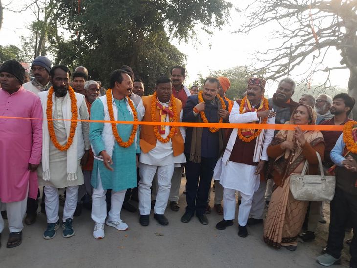 Devariya ZP President Inaugurates Temple Gate in Neurha