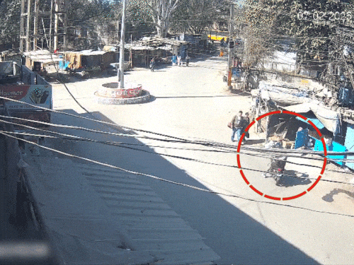 रांची में चेन स्नैचरों से अकेली भिड़ गई महिला:  खरीदारी से लौटते वक्त हुई घटना, गोली चलाकर भागे बदमाश, CCTV आया सामने – Ranchi News