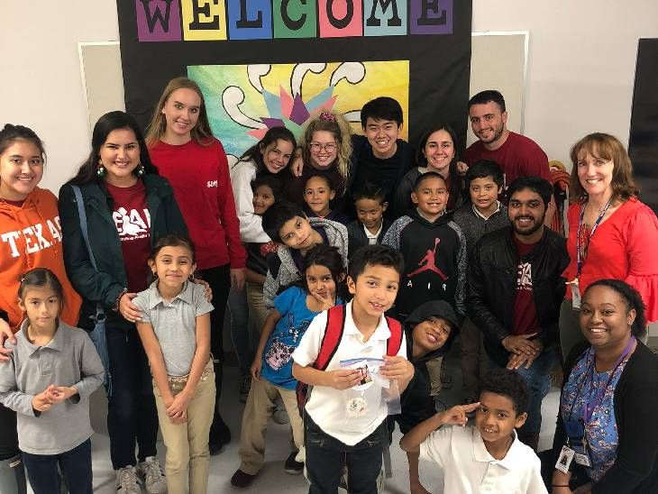 টেক্সাস স্কুলের উদ্যোগ: ছাত্রদের বাড়ির-সম্পর্কিত সমস্যার সমাধান; এমন শিশুর সংখ্যা বেড়েছে, ঝরে পড়া কমেছে, তারা ভালো চাকরিও পেয়েছে।