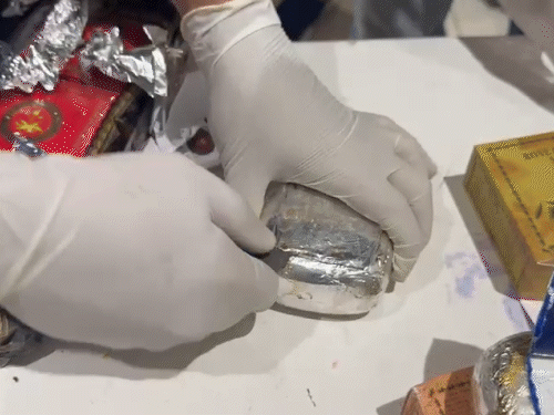 अहमदाबाद एयरपोर्ट से 6.8 किलोग्राम हेरोइन जब्त:  कुआलालंपुर से साबुन के बॉक्स में छिपाकर लाया था पैसेंजर, 30 करोड़ से ज्यादा कीमत – Gujarat News