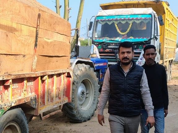 रेत से भरी दो ट्रैक्टर-ट्रॉली और पनडुब्बियां पकड़ीं:  दतिया में सिंध नदी पर उत्खनन रोकने कार्रवाई; खनिज अधिकारी बोले- आगे भी ऐसे ही काम करेंगे – datia News