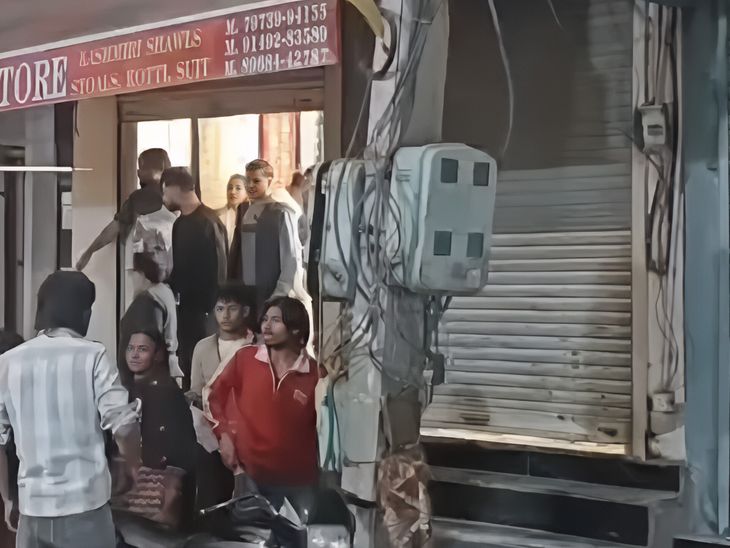 जगराओं के बाजार में युवकों ने किया पथराव:  बाइक पर सवार होकर आए, दुकानदार-ग्राहकों ने शटर बंद कर बचाई जान, तीन घायल – Jagraon News