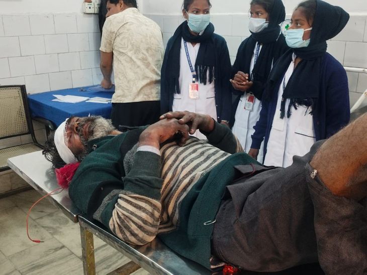 व्यक्ति हाई वोल्टेज तार की चपेट में आया:गिरिडीह स्टेशन पर मालगाड़ी पर चढ़ते समय झुलसा, हालत गंभीर