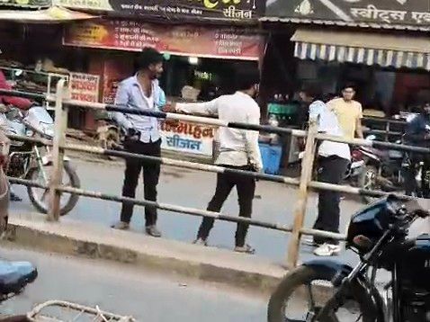 नीमच के फव्वारा चौक पर युवक को बेल्ट से पीटा:  मामूली विवाद में मारपीट; वीडियो सामने आने के बाद पुलिस ने आरोपी को पकड़ा – Neemuch News