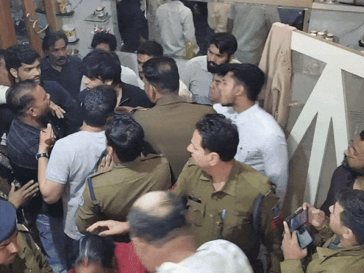 युवती पर तेजाब फेंका, पुलिस के सामने भिड़े दो पक्ष:  गुना में लेनदेन के मामले में घर के अंदर घुसकर मारपीट और अभद्रता – Guna News