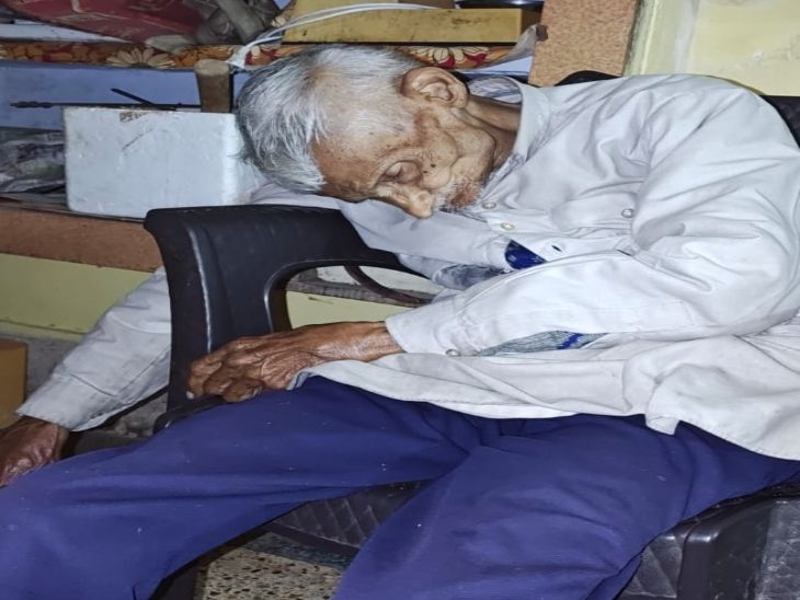 ग्वालियर में बुजुर्ग ने गोली मारकर किया सुसाइड:  कुर्सी पर बैठा, पेट पर टिकाई राइफल की नाल और दबा दिया ट्रिगर; आर-पार हुई गोली – Gwalior News