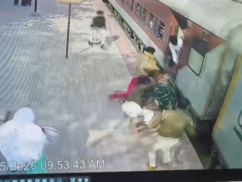 RPF Officer Saves Woman | Begusarai Train Accident VIDEO