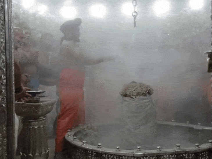 महाकाल मंदिर में भस्मारती: भक्तों का सैलाब, विशेष पूजा | धर्म | SattaKiJung Mahakaleshwar Special Mahashivratri Night news image