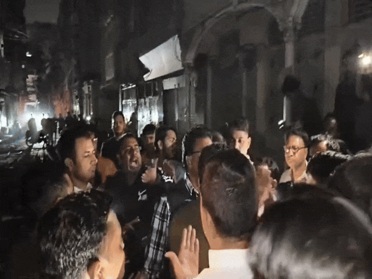 इंदौर के मुराई मोहल्ले में धंसा मकान, बाल-बाल बचे लोग:  भाजपाई-कांग्रेसी हुए आमने-सामने; पुलिस ने दोनों दलों को कराया अलग – Indore News