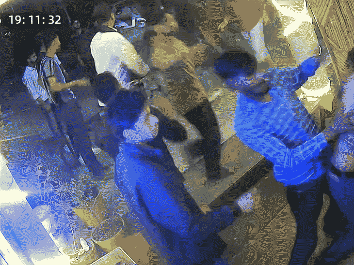 भोपाल के कैफे में चाय पीने की बात पर मारपीट:  ग्राहक और कर्मचारियों ने एक-दूसरे को जमकर पीटा, पथराव भी किया – Bhopal News