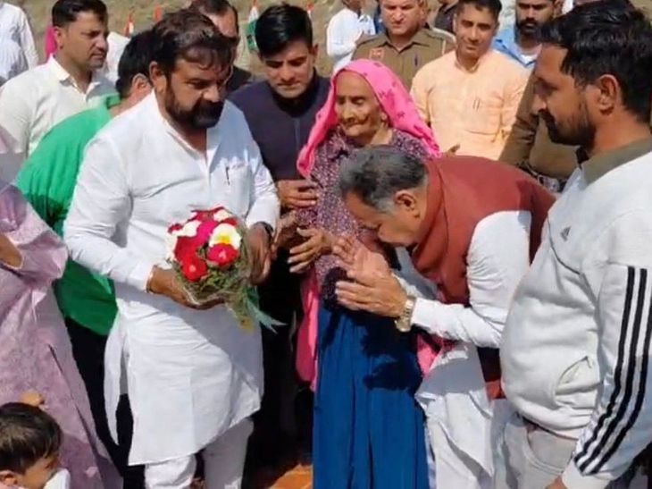 हांसी में राव तुलाराम चौक का शिलान्यास:  101 वर्षीय बुजुर्ग महिला ने रखी नींव; MLA बोले- शहीदों के नाम पर राजनीति नहीं – Hansi News