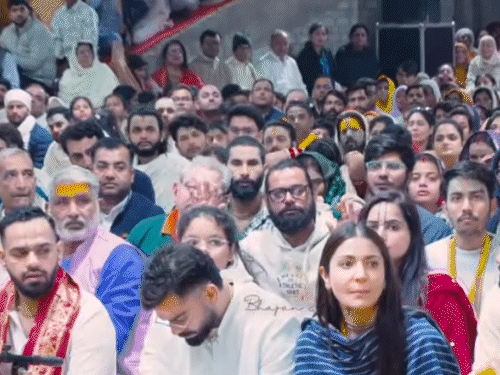 विराट-अनुष्का वृंदावन पहुंचे, प्रेमानंद से आशीर्वाद लिया:  हाथ-जोड़कर बैठे रहे; एक साल में चौथी बार मिलने पहुंचे – Mathura News