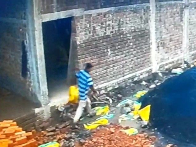 बिजली के तार चोरी करते रंगे हाथ पकड़ा गया युवक:  शाजापुर के काशी नगर में निर्माणाधीन मकानों से चोरी करने आया था – shajapur (MP) News