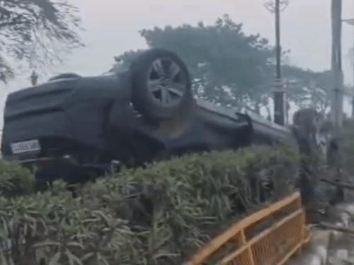 Gorakhpur Tata Harrier Accident | Car Crashes Into Divider
