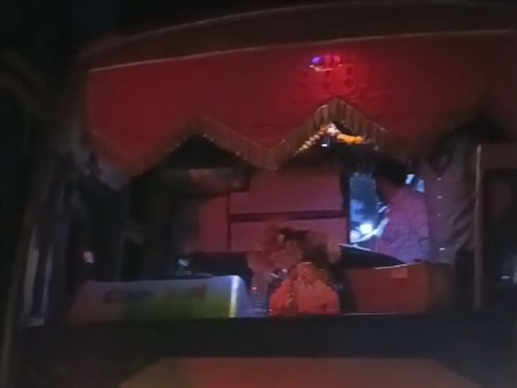 इंदौर से आ रही यात्री बस में पथराव, ड्राइवर घायल:  यात्रियों ने कहा-अचानक पथराव से अगला शीशा टूटा, झुककर जान बचाई – alirajpur News