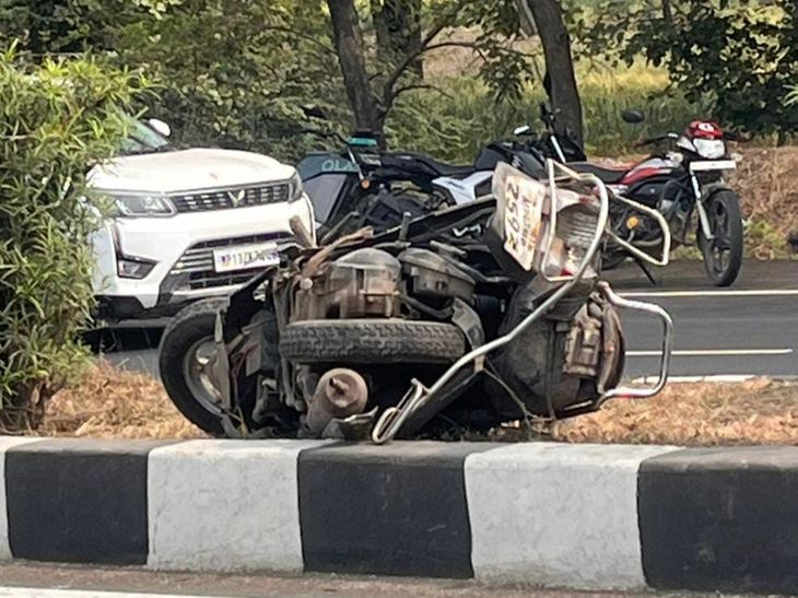 रतलाम-मंदसौर फोरलेन पर कार ने स्कूटी को टक्कर मारी:  दो की मौत, हादसे के बाद लोहे के एंगल में जा घुसी कार – Ratlam News