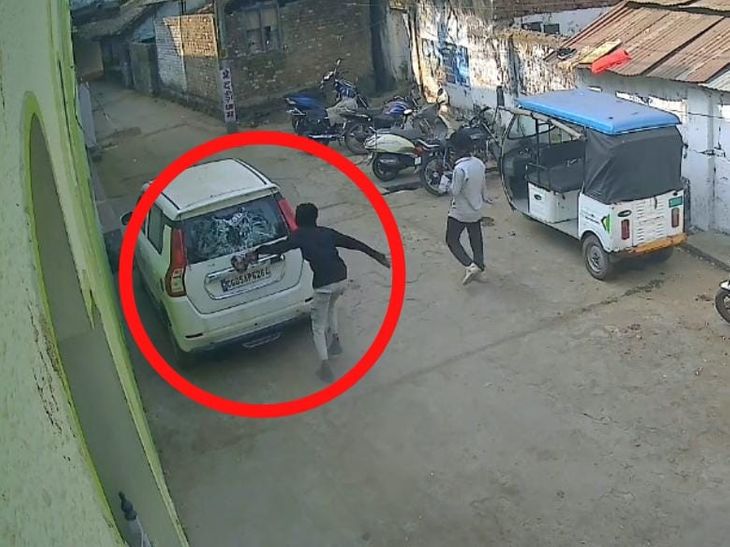 धमतरी में खड़ी कार का शीशा तोड़ा:  डॉक्टर ने थाने में शिकायत की, CCTV में कैद हुई घटना – Dhamtari News