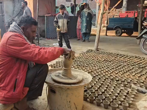 कुम्हार को GST विभाग ने एक करोड़ का नोटिस भेजा: रायबरेली में बोला- 3 पुश्तों से तो बर्तन बना रहा, परिवार सम... - Dainik Bhaskar