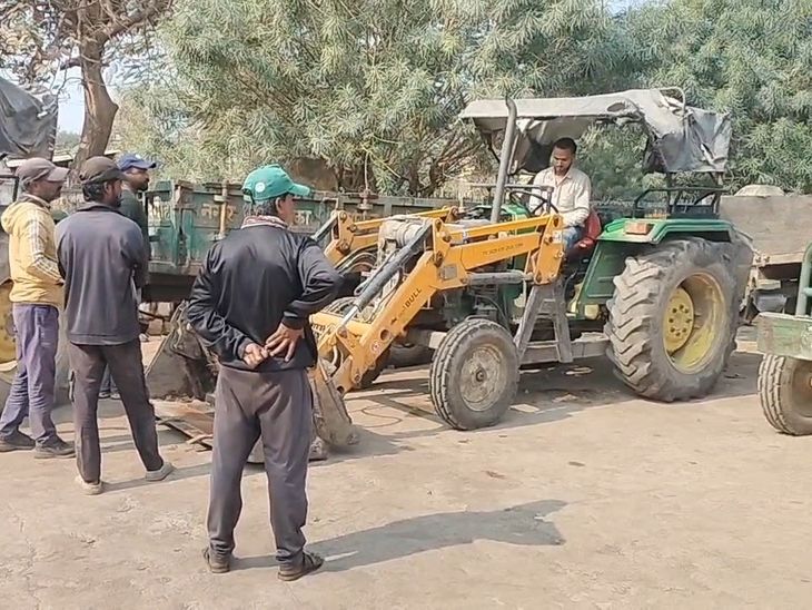 दमोह में सफाई वाहनों के चालकों की हड़ताल:  बीमा और मेंटेनेंस की मांग पर काम रोका, शहर में कचरा नहीं उठा – Damoh News