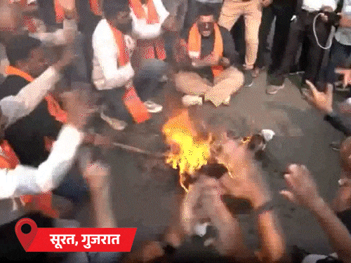 AI समिट हंगामा- भाजपा का कांग्रेस के खिलाफ प्रदर्शन:  दिल्ली में कांग्रेस मुख्यालय के बाहर नारेबाजी; मुंबई में राहुल के काफिले को काले झंडे दिखाए