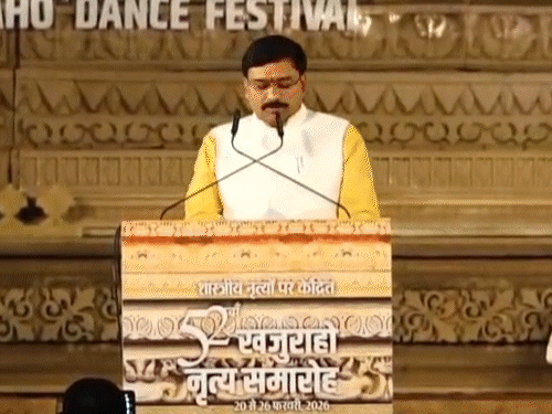 खजुराहो महोत्सव- मंत्री के भाषण पर पर्यटकों की हूटिंग:नाराज इटालियन कपल बोला-हम डांस देखने आए थे, न कि लंबी स्पीच सुनने