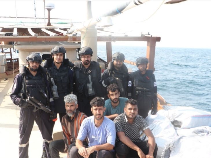 गुजरात के पोरबंदर तट पर ईरानी नाव पकड़ी:  ईरान के 4 नागरिक गिरफ्तार, बोट में छिपाकर रखी गई 5 करोड़ की विदेशी सिगरेट जब्त