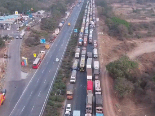 मुंबई-पुणे एक्सप्रेसवे पर फंसे लोगों को मिलेगा टोल-रिफंड:  टैंकर पलटने से 33 घंटे तक फंसीं थीं 1 लाख से ज्यादा गाड़ियां; ₹5.16 करोड़ लौटाएगा विभाग