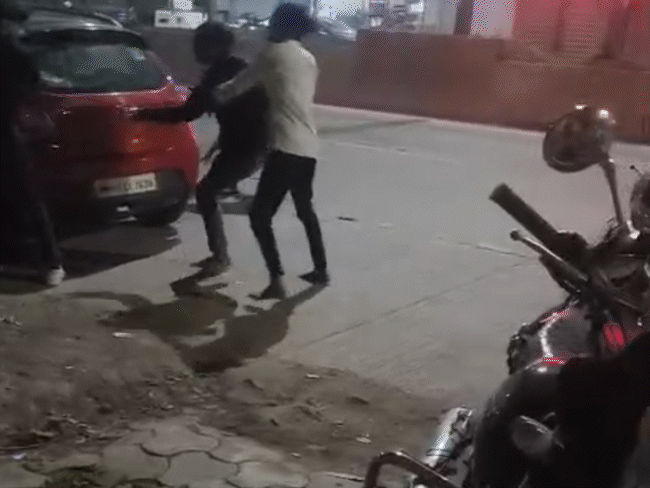 इंदौर में कार सवार युवक से मारपीट:  रुपए देने से मना करने पर चार आरोपी ने पीटा; कार में भी तोड़फोड़ की, सभी हिरासत में – Indore News