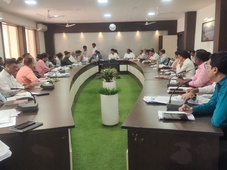 181 शिकायत अटेंड न करने पर उपसंचालक का वेतन कटा:  पशु डॉक्टर पर भी कार्रवाई, बालाघाट कलेक्टर बोले- लापरवाही पर जुर्माना लगाएंगे – Balaghat (Madhya Pradesh) News