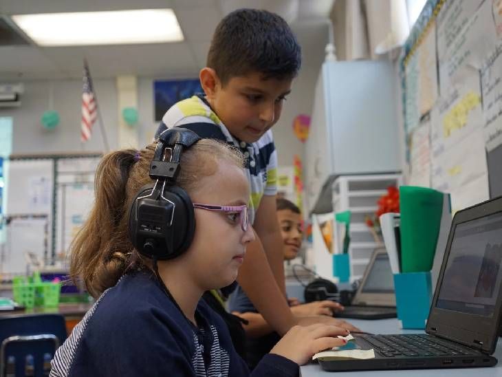 अमेरिका में डिजिटल पढ़ाई पर ज्यादा खर्च का उल्टा असर:  एक्सपर्ट्स का दावा- लैपटॉप-टैबलेट पर जोर देने से जेन जी की काबिलियत घटी, कॉमन टेस्ट में स्कोर गिरे