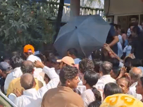 गुजरात में आसाराम ने साधकों से घर-घर जाकर की मुलाकात:  मीडिया को देख चेहरा छिपाया, श्रद्धालुओं ने रुमाल और हाथों से कैमरे ढंकने की कोशिश की