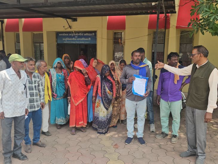 20 साल पुरानी बाउंड्रीवाल टूटने पर ग्रामीणों ने जताया विरोध:  शाजापुर में सरपंच पर लगाए रास्ता बंद करने, आपत्तिजनक टिप्पणी के आरोप – shajapur (MP) News