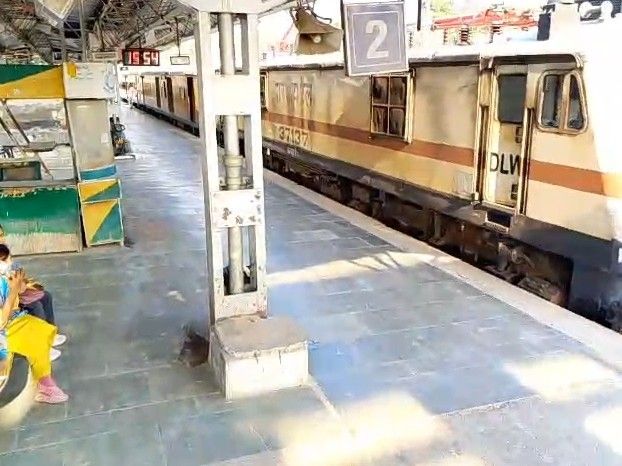 Unnav Train Rush Holi Travel Chaos | Bus Fare Hike