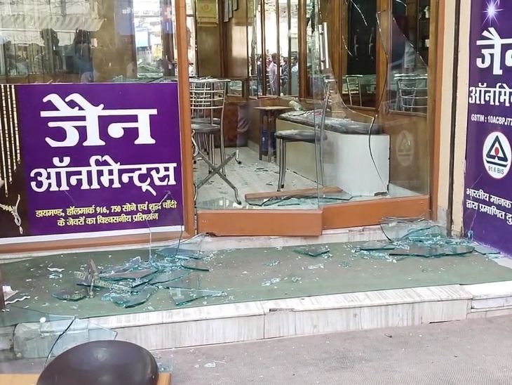 आभूषण दुकान में तोड़फोड़ करने वाला एक गिरफ्तार:  15 लाख रुपए बकाया और ब्याज को लेकर हुई थी कहासुनी, जेवर नहीं देने पर मारपीट – Bhojpur News