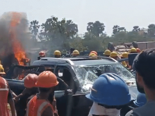 सूरत की आर्सेलर मित्तल निप्पॉन स्टील कंपनी में हंगामा:  वेतन वृद्धि की मांग को लेकर हड़ताल पर उतरे कर्मचारियों ने की आगजनी, महिला डीसीपी घायल