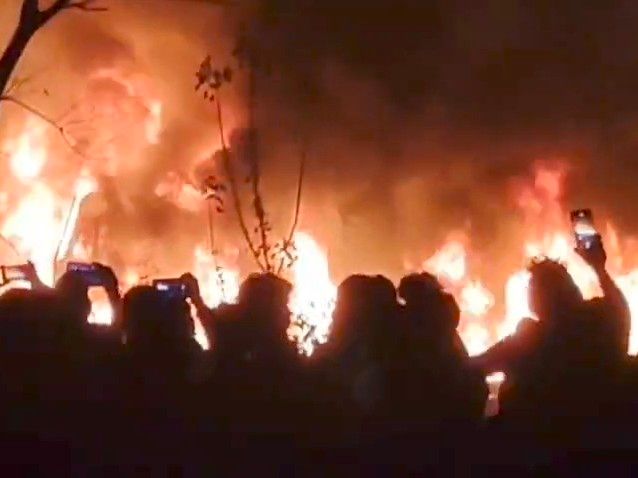 दुमका रिंग रोड पर चार वाहन जले:  लाइटर लदे कंटेनर की हाइवा से टक्कर, एक की मौत, धमाकों से दहला इलाका – Godda News