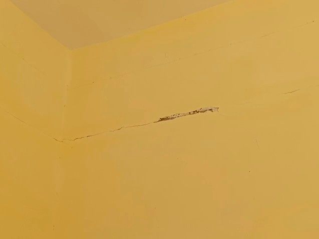 तेंदूखेड़ा ITI भवन दो साल में जर्जर:  दीवारों में दरारें और टाइल्स उखड़ीं, 6 करोड़ 40 लाख की लागत से बना था – Narsinghpur News