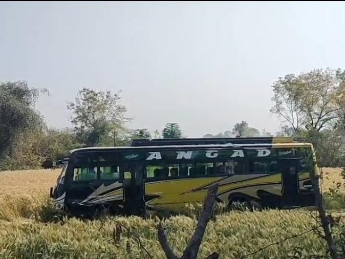 खरगोन से बड़वानी जा रही बस खेत में उतरी, CCTV:  हादसे में 16 यात्री घायल, स्टेयरिंग सिस्टम अचानक फेल होने से हादसा – Barwani News