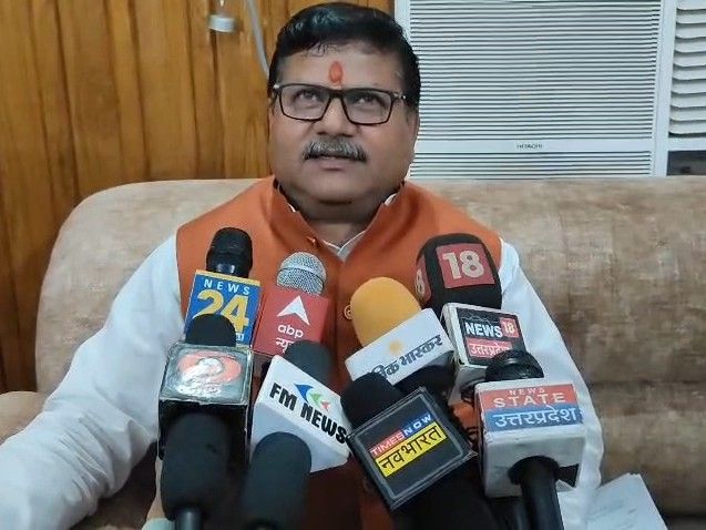 Mahoba Minister Rakesh Rathore Targets Akhilesh PDA Formula | 75 Saal ...