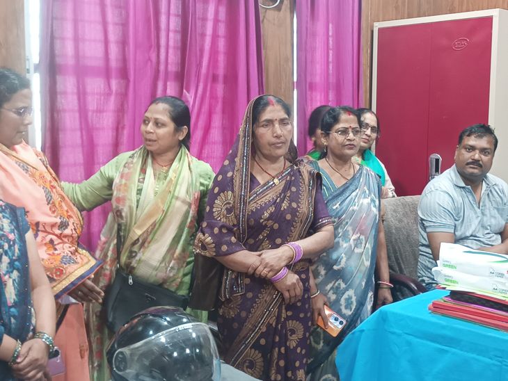 Bhatpar Rani Block Official Manish Upadhyay Appeals for Ayushman Card