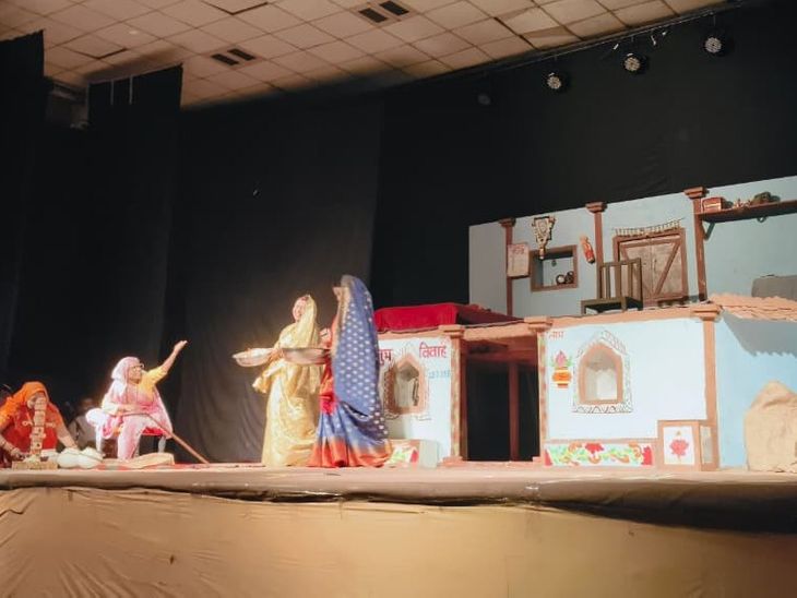 मानस भवन में नाटक गुड़िया की शादी की प्रस्तुति:  समाज की विसंगति को हास्यबोध से दर्शाता है नाटक – Damoh News