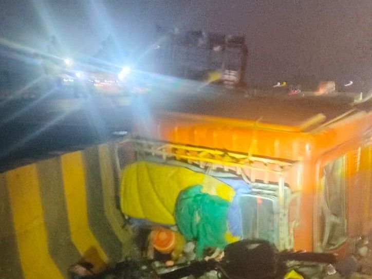 शाजापुर में NH पर लोडिंग वाहन डिवाइडर से टकराया:  आगरा से इंदौर जा रहा वाहन दुर्घटनाग्रस्त, दो लोग घायल – shajapur (MP) News